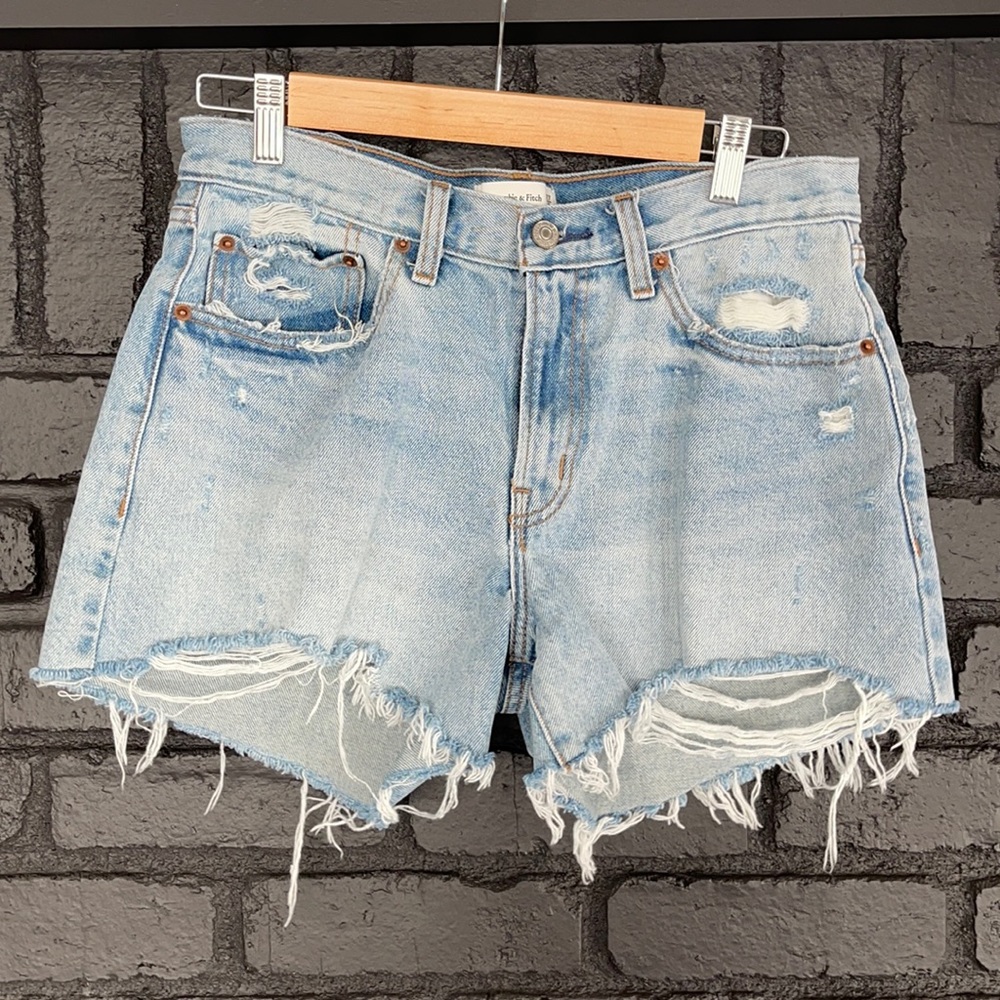 Abercrombie and Fitch mid rise boyfriend short 27